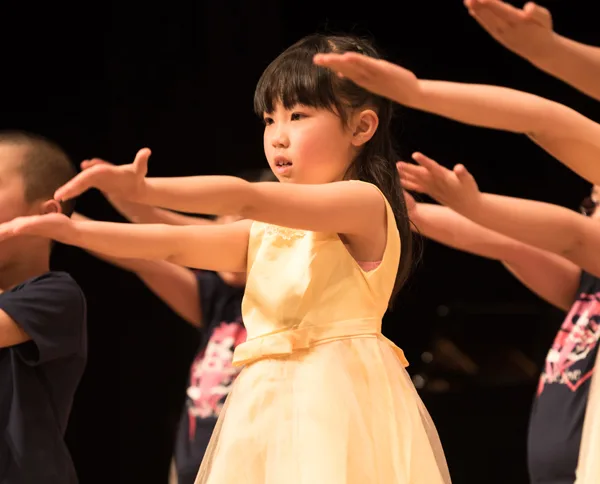 舞台で表現する子ども