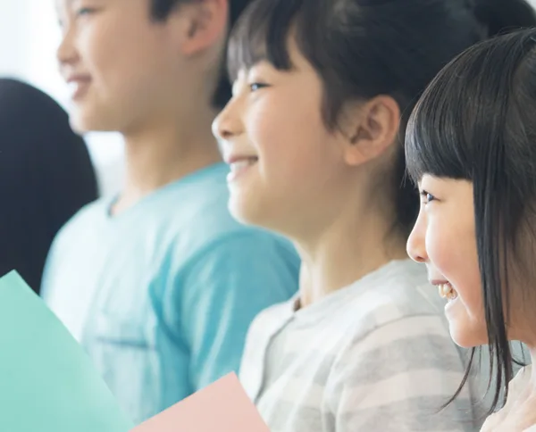 レッスンを見つめる子どもたち