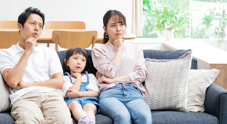 教室で講師と話す保護者と子ども
