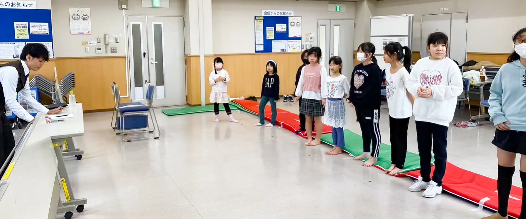 体験レッスンで並ぶ子どもたちと講師